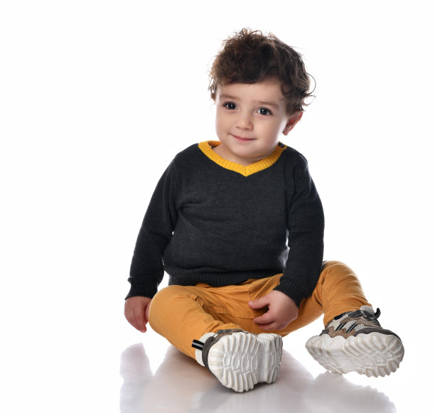 可爱的一岁的孩子鼓掌和玩，孤立在白色图片下载