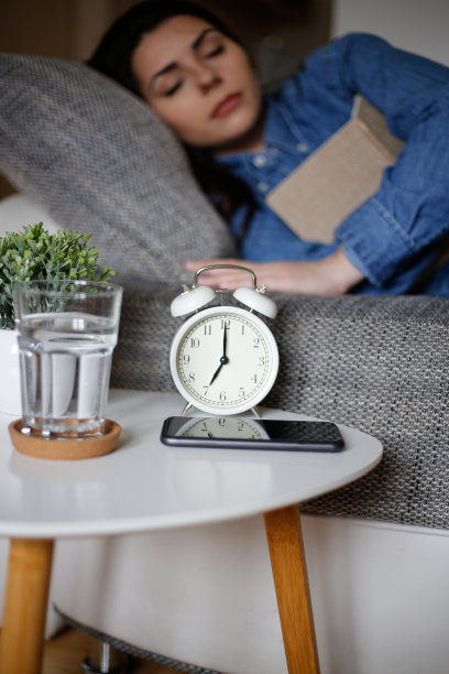 沉睡的女人。库存照片微笑，家庭内部，房子图片下载