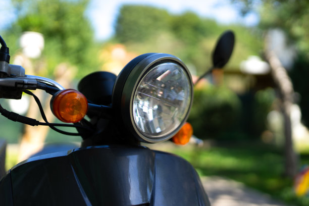 摩托车的旧前照灯。黑色意大利复古摩托车。意大利老式摩托车的特写。图片下载