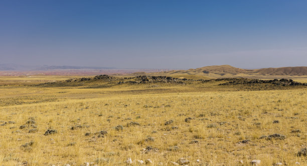 沿着一条环绕铜山的土路景观图片下载