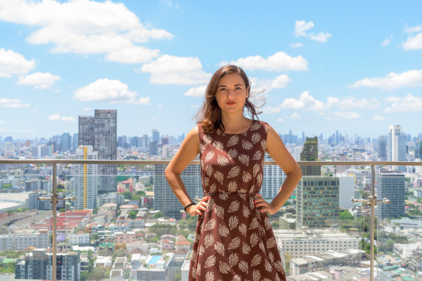 美丽的女人肖像在户外屋顶与城市的观点图片下载