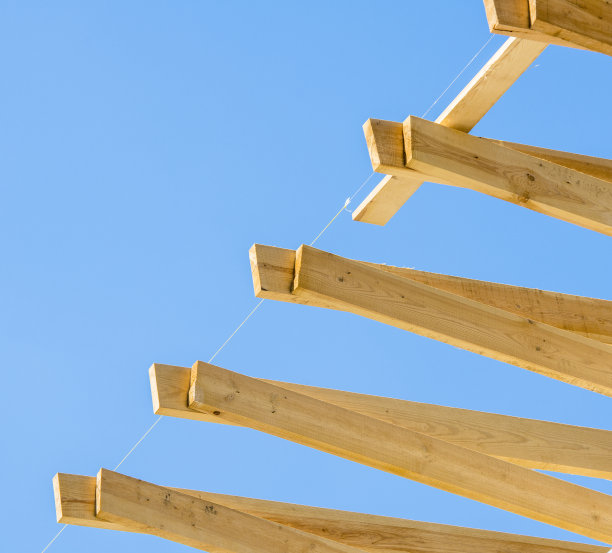 黄色的松木板衬着蓝天，露出水平图片下载