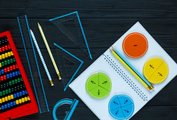 彩色数学分数木制背景或桌子。对孩子们来说很有趣的数学。教育，回归学校理念。几何和数学材料。图片下载