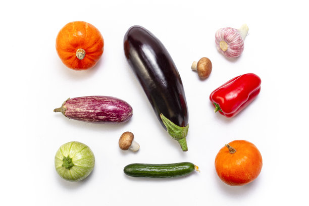 创意摆拍：南瓜、西葫芦、茄子、辣椒、黄瓜、大蒜和蘑菇，白色背景图片下载