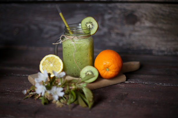 加猕猴桃，苹果，柠檬和亚麻籽的绿色冰沙。库存图片图片下载