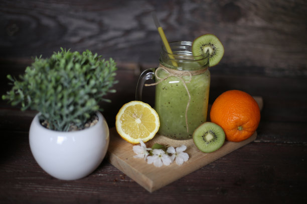 奶昔或果汁，排毒和减肥食品，健康早餐库存照片图片下载