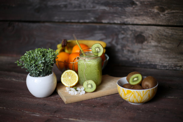 奶昔或果汁，排毒和减肥食品，健康早餐库存照片图片下载