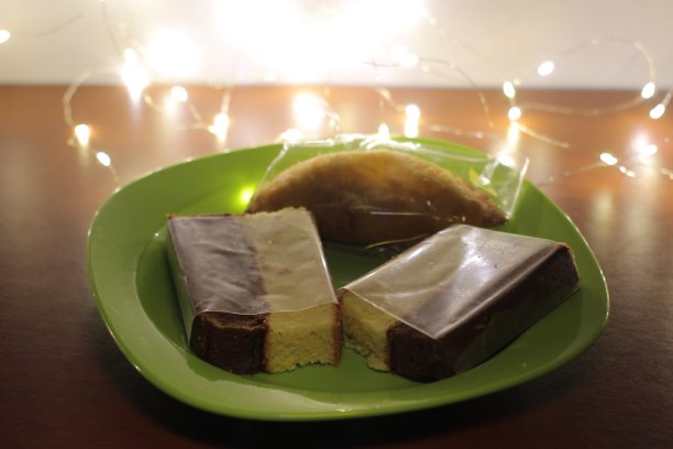 盘子里的蛋糕放在桌子上图片下载