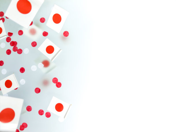 日本,2月11日。国家、民族和帝国王朝的建立。国旗在朦胧的背景下，象征着独立、记忆、自由图片下载