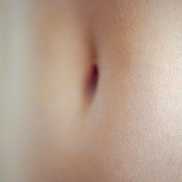 苗条裸露的腹部与肚脐特写图片下载