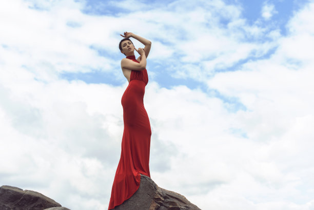 公园里的短发女孩图片下载