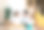 一位慈爱的年轻父亲和他的女儿们一起学习绘画，一个男人躺在地板上教女孩们画花，画家具。图片下载