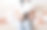 一个男孩和一个女孩躺在母亲腿上的巨大肖像。图片下载