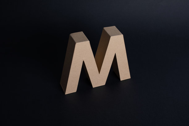 字母M制作在纸板上黑色背景优雅的字母M图片下载