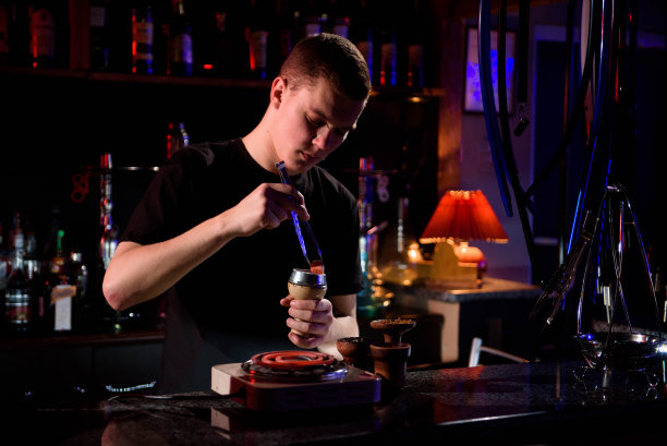 水烟和烧红的煤。现代水烟与椰子木炭放松和水烟。水烟和煤的火花。图片下载