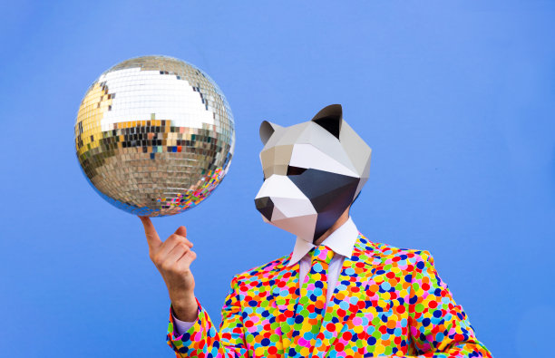 在彩色背景上有一个有趣的低聚面具的男人图片下载