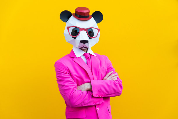 在彩色背景上有一个有趣的低聚面具的男人图片下载