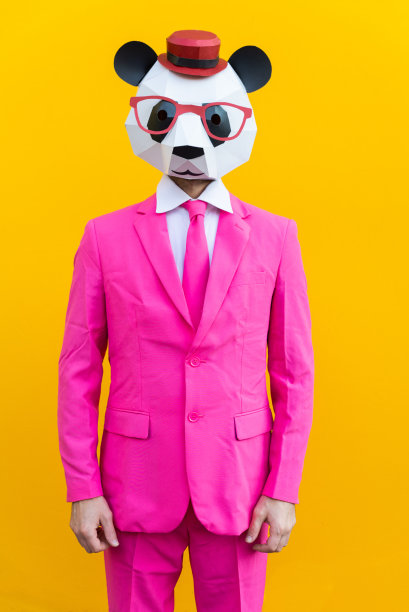 在彩色背景上有一个有趣的低聚面具的男人图片下载