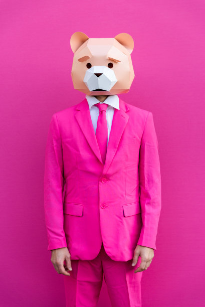 在彩色背景上有一个有趣的低聚面具的男人图片下载