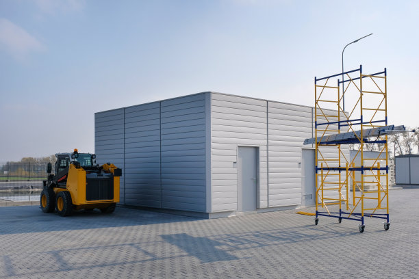 现代化的工厂仓库和户外设备。叉车图片下载