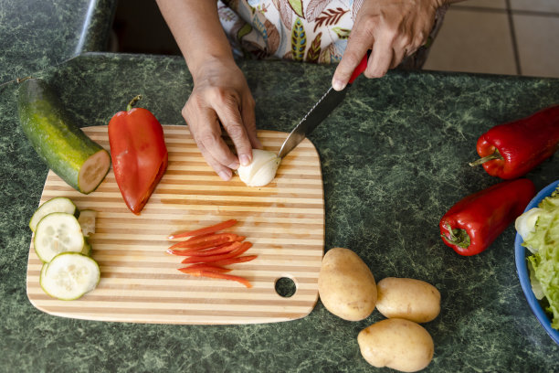 Top view女人的手烹饪健康的食物-原料制作新鲜和有机沙拉-妈妈在她的厨房切蔬菜图片下载