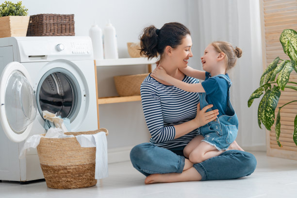 家人洗衣服图片下载