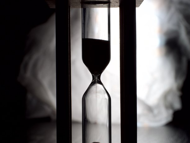 烟雾缭绕的沙漏形图片下载