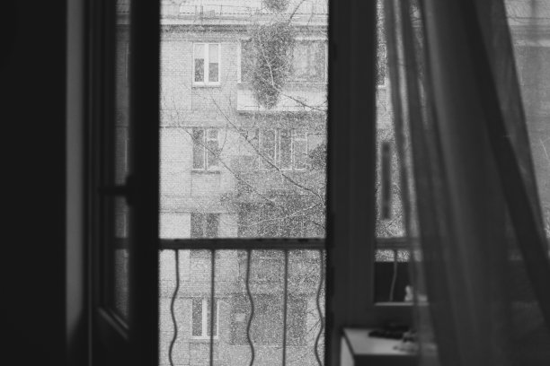 打开阳台门，在一个冬天的日子里下雪。图片下载