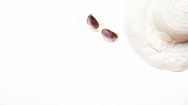 夏日时尚女士大帽子和配饰在沙滩上。热带海洋。不寻常的俯视图，白色背景。夏天的概念。图片下载