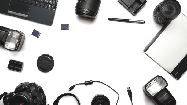 俯视图多样的个人设备为摄影师或创意设计师，复制空间。白色桌面背景上的相机、镜头和设备。摄影设备框架。图片下载