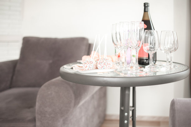 女孩派对的配饰。派对上的香槟和甜蜜图片下载