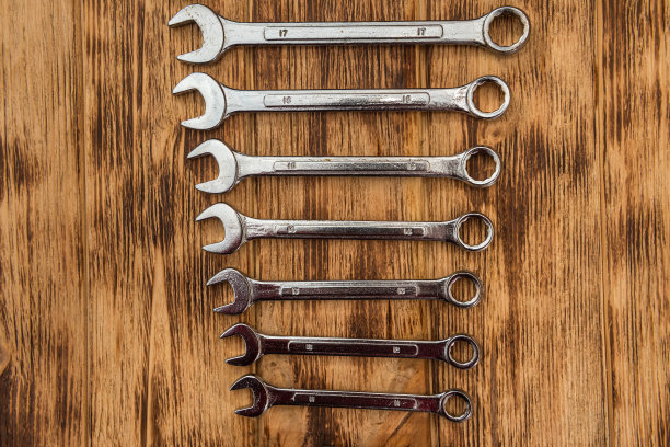 木桌上一套大小不一的钥匙角豆图片下载