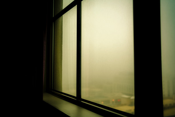 雾蒙蒙的窗口图片下载