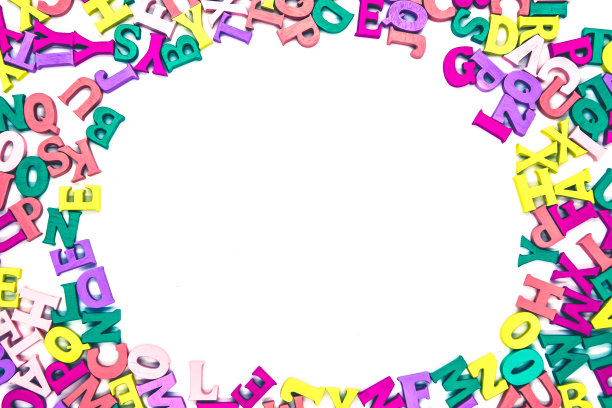 彩色背景的木制字母拉丁字母与椭圆形空间在中心在白色的背景图片下载