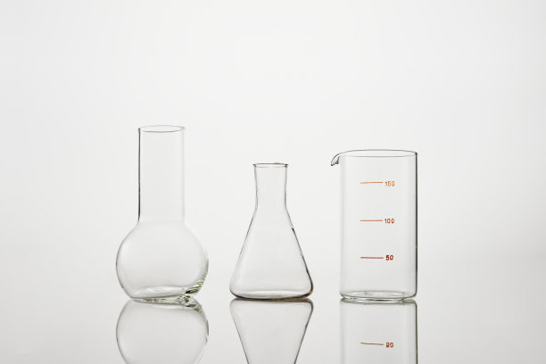 在实验室收集白色背景的化学玻璃器皿。实验用试管和实验室玻璃器皿。图片下载