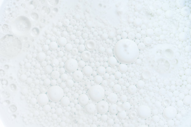 白色背景上的白色气泡。图片下载