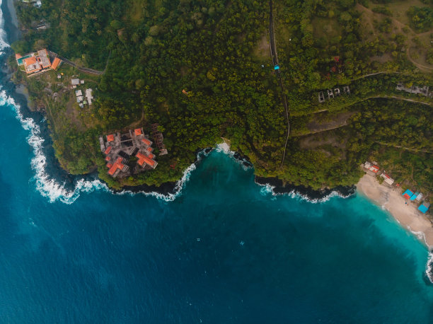 东巴厘岛的白色沙滩，岩石海岸线和蓝色海洋。鸟瞰图图片下载