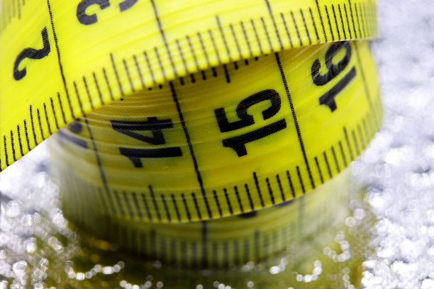 特写黄色卷尺在背景上图片下载