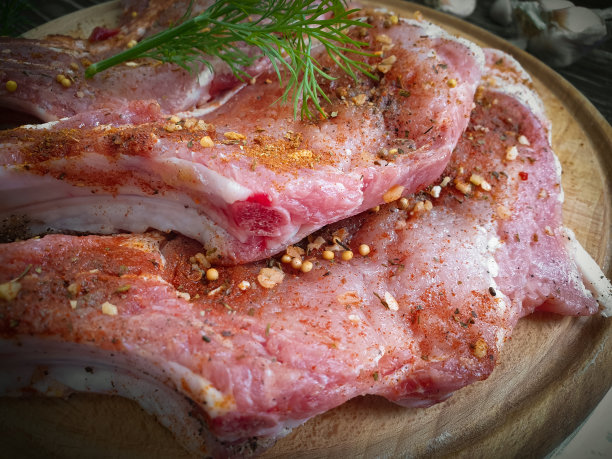 木头背景上的生肉图片下载