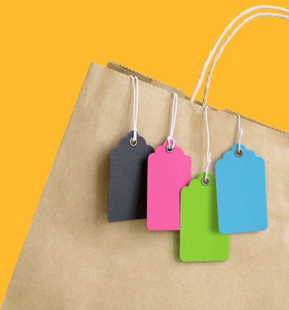 棕色购物袋上挂着五颜六色的价格标签和绳子。图片下载
