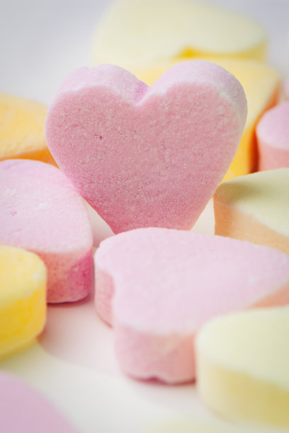 心形糖果，垂直彩色照片图片下载