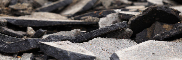 路面破损，沥青部分碎裂图片下载