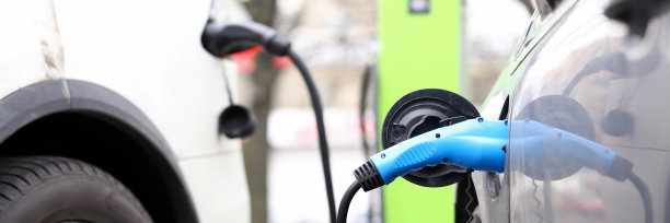 电动汽车在PBX的电池充电特写图片下载