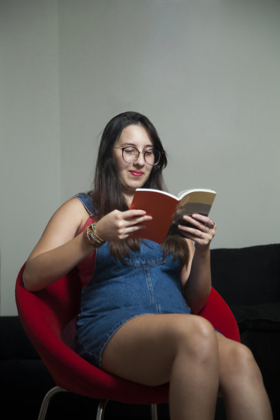 一个在家里看书的巴西女人。图片下载