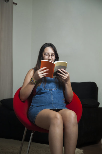 一个在家里看书的巴西女人。图片下载