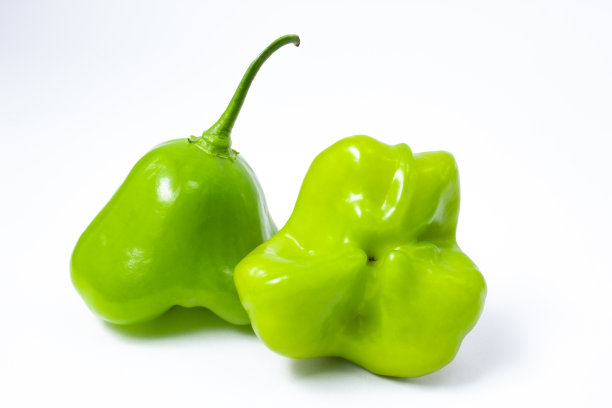 两颗绿色巴西cambuci辣椒图片下载