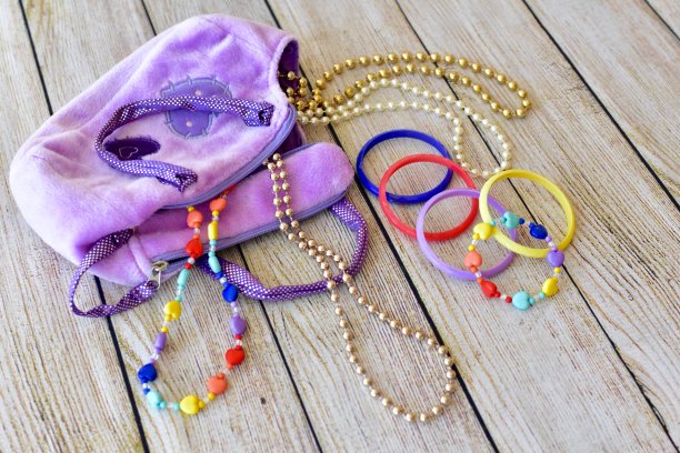 孩子们穿上戏服和珠宝，尽情玩耍图片下载