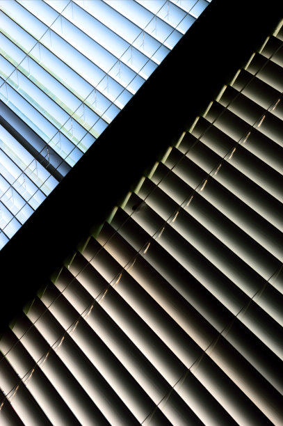 用故意倾斜的相机拍摄百叶窗的抽象性图案图片下载