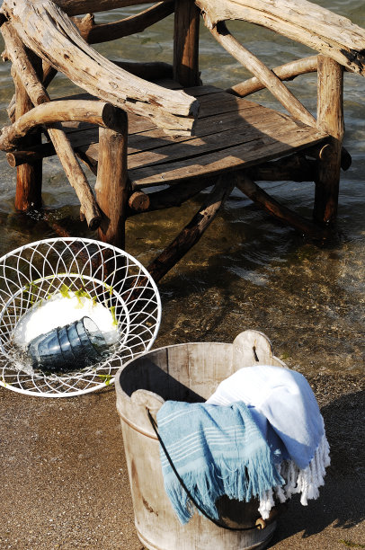 沙滩景色与木制扶手椅图片下载