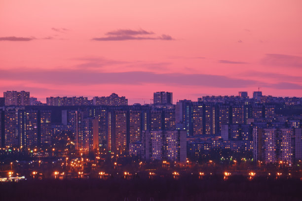 城市房屋映衬着红色的晚霞天空，复制空间图片下载